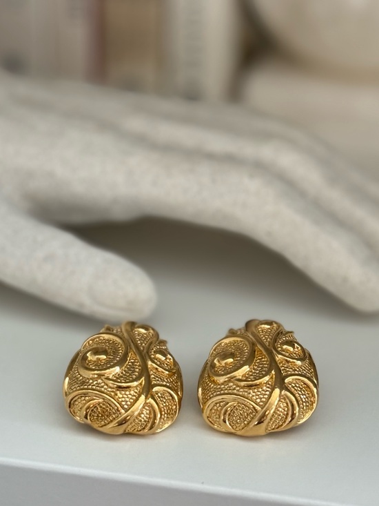 Vintage Jewelry - Vintage 1990 Barrera for Avon Gold Tone Swirl Clip-On Earrings